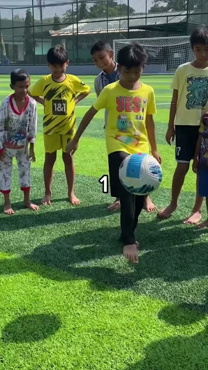 Ada yang bisa juggling lebih dari 5x ga? ⚽️ #freestylefootball #juggling #jugglingbola