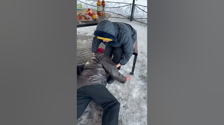 Опущенный спит на полу
