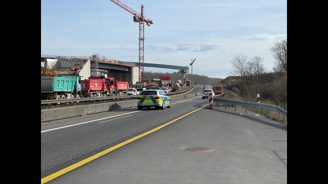Im Baustellenbereich: Schwerer LKW-Unfall auf A5