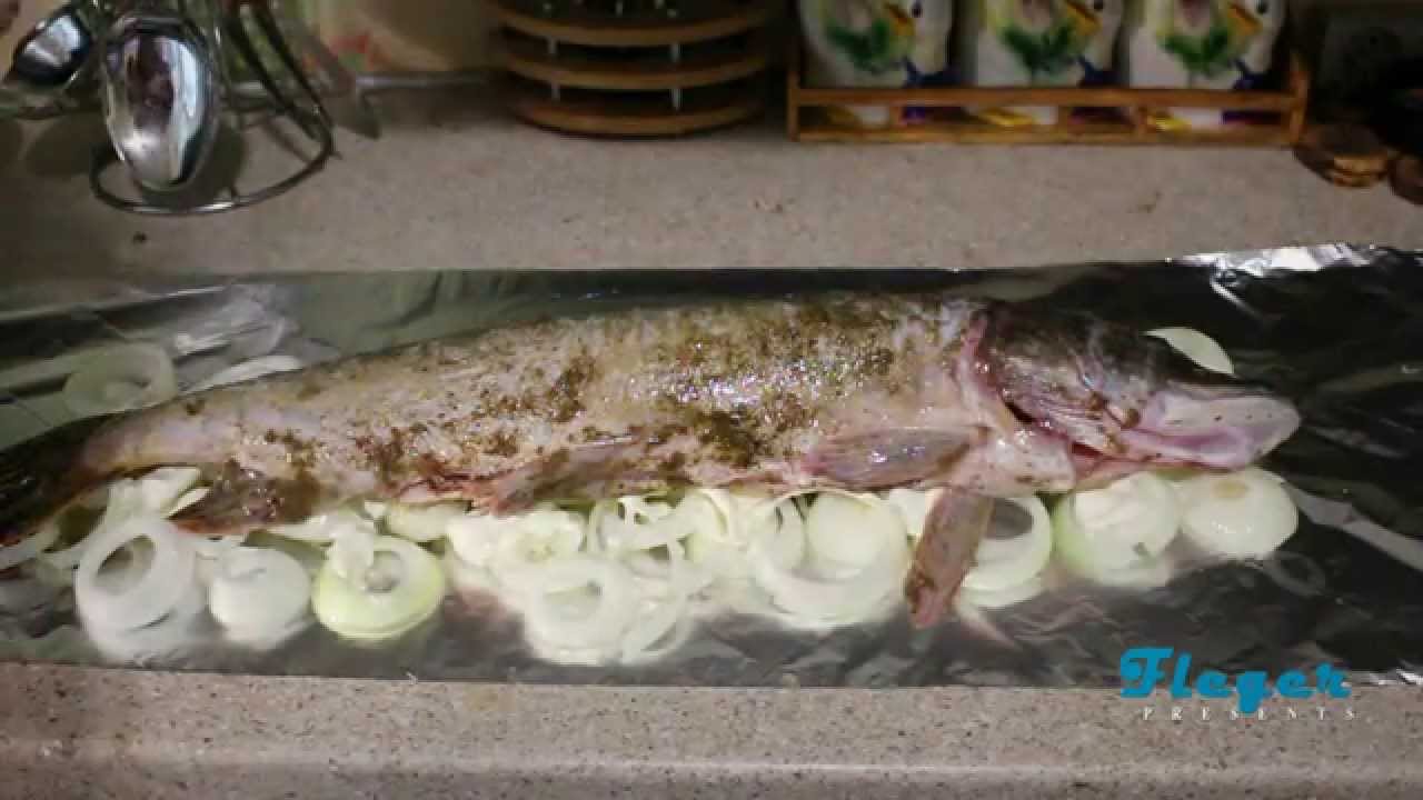 Запеченная скумбрия в духовке в фольге с овощами в виде лодочки