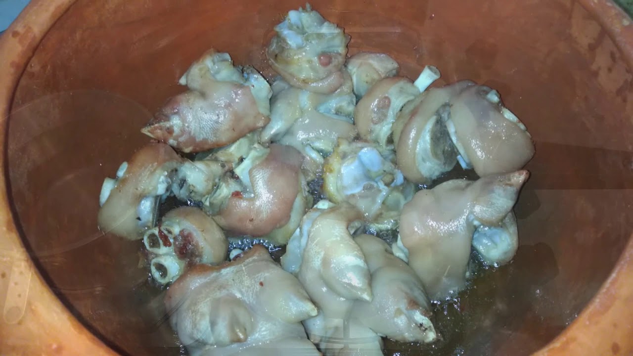 FEIJÃO PRETO COM PÉ DE PORCO