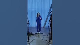 Alice Merton performs 'Easy' live