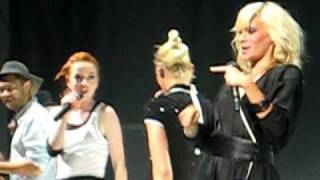 No Doubt & Shirley Manson "Stand & Deliver" FULL VIDEO Live in Concert in Los Angeles 7/27/09 chords