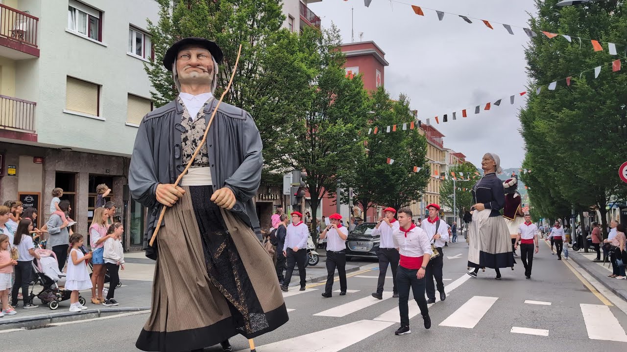 Gigantes y cabezudos - Erraldoi eta buruhandiak - Irun 28 junio 2024 | Txingudi Online