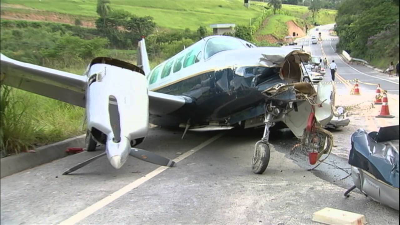 Avião aterra de emergência e vídeo assustador mostra momento em que avaria  aconteceu