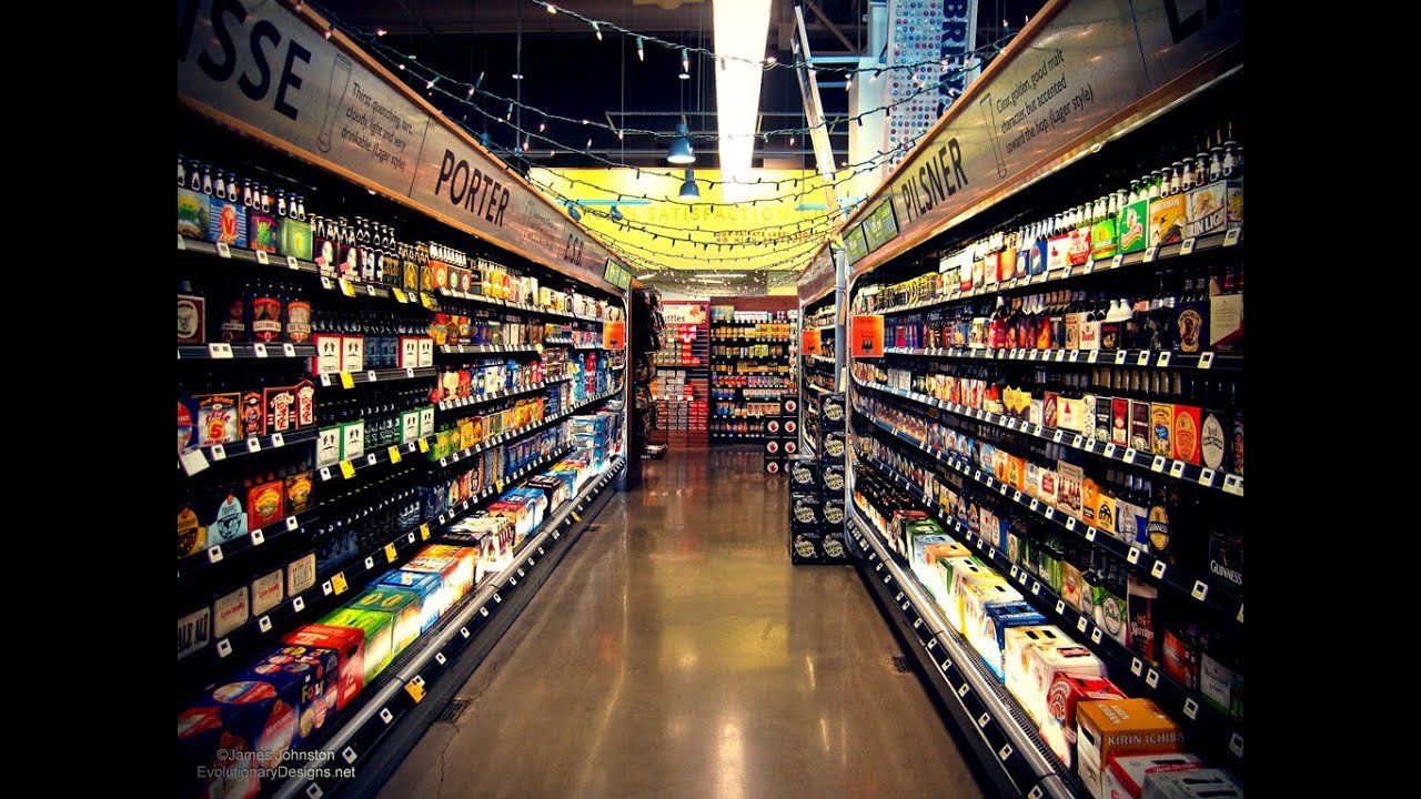 Товарный вид. Продуктовый магазин изнутри. Полки супермаркета. Полки в американском супермаркете. Супермаркет изнутри.