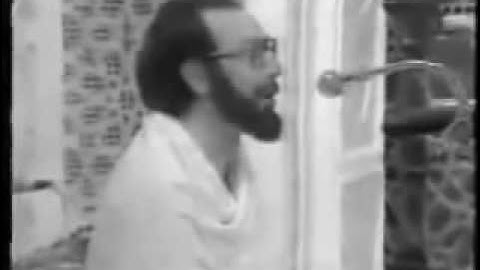 من نوادر شيخ المقارئ محمود خليل الحصري في شبابه بمسجد نمرة بالحج عام 1955 م   YouTube