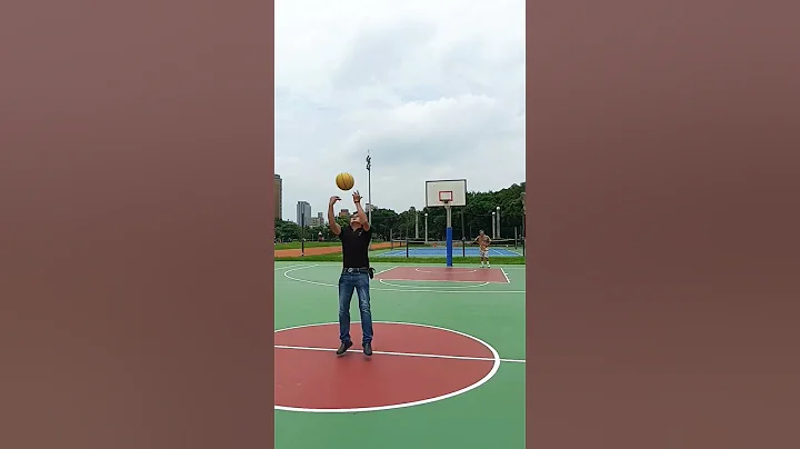 挑戰賽：「一山還有一山高」看門道：拋物線和方向感 + 側風修正 #streetbasketball  我輸了，不愧是專業選手。該年青一代了！#logoshot - 天天要聞