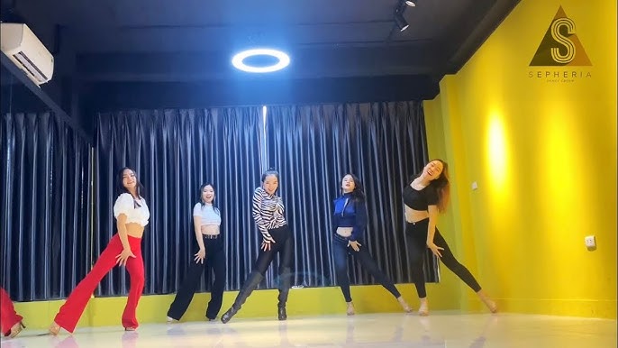 Jinsiy aloqa mashinasi bilan yosh ayol