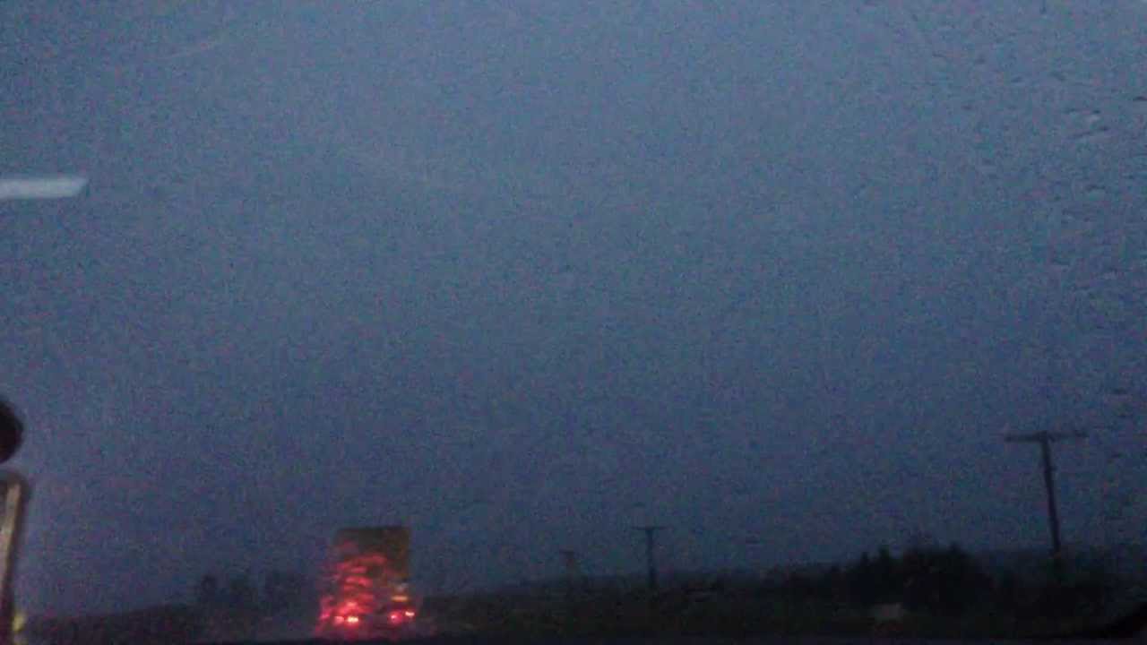 Молния попала в автомобиль Молния попала в автомобиль