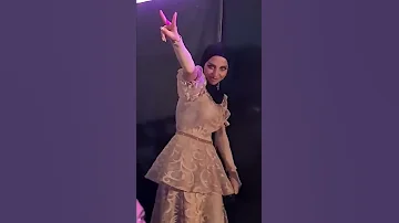 محمد رمضان يقبل يد بنين الموسوي 