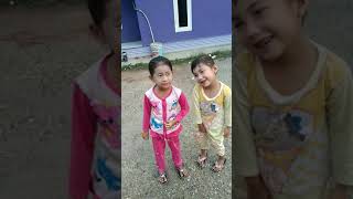 Azkia Novira Sedang Bermain