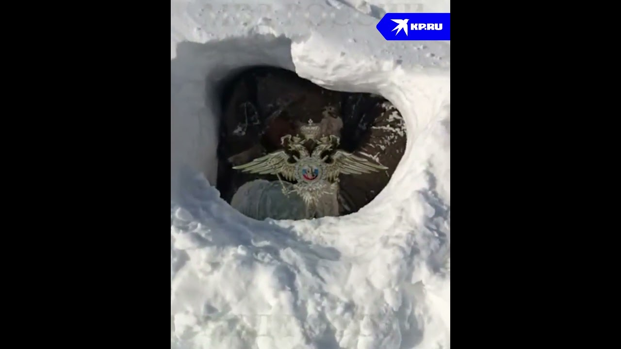 Мужчина застрял в яме и сутки просидел под снегом