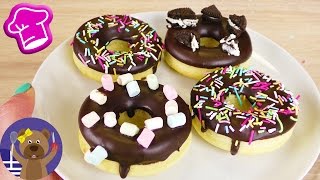 Φτιάχνουμε donuts με γλάσο σοκολάτας.