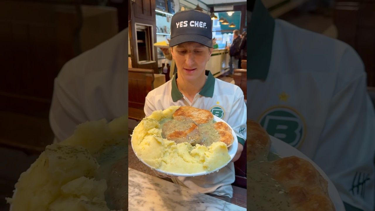 Trying pie & mash for the first time, Englands oldest fast food#pieandmash #london #londonfood