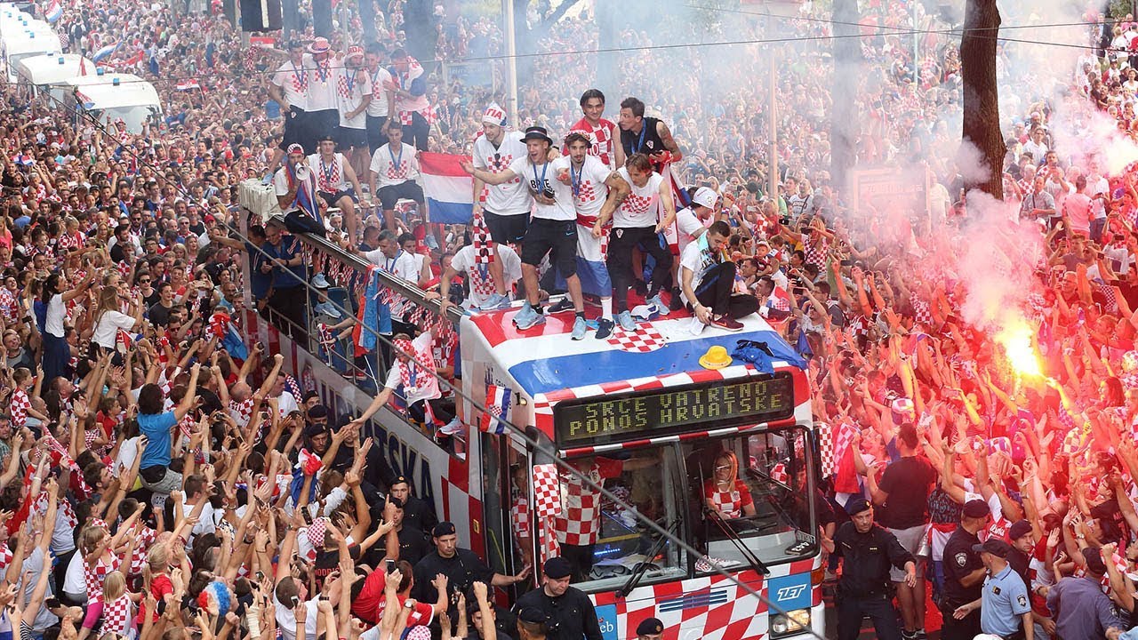 Huge celebrations as Croatia's World Cup team arrives in Zagreb - YouTube