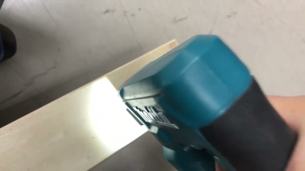 マキタ 充電式タッカ ST112D 動作確認【工具一番館藤枝】 - YouTube