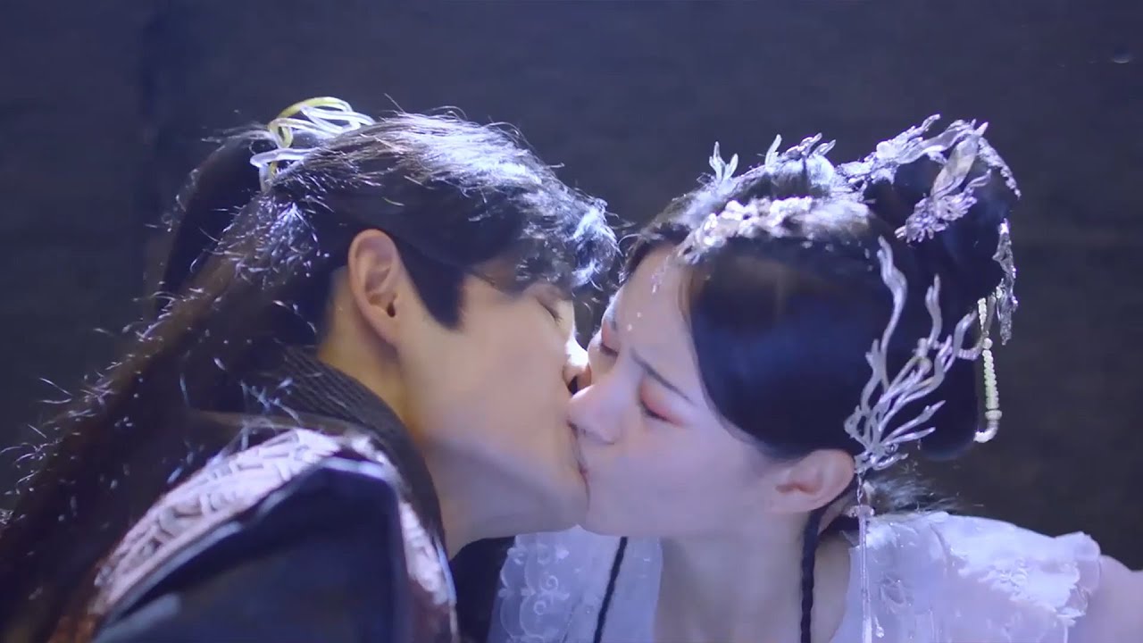 [Highlights] He forcefully kissed her in the prison😚