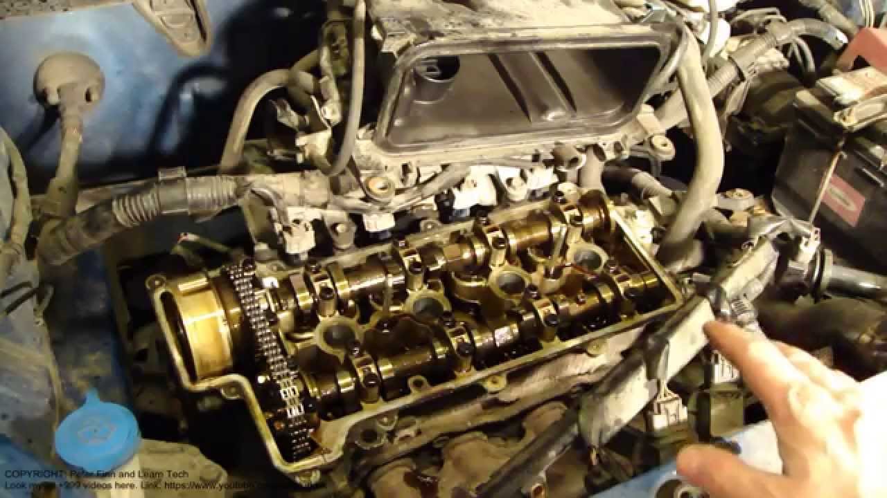 How works and runs Toyota VVT-i engine timing chain - YouTube