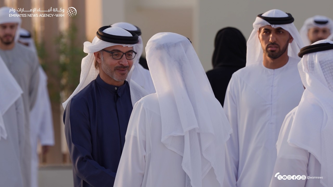 هزاع بن زايد يستقبل كبار المسؤولين والموظفين المهنئين بشهر رمضان المبارك