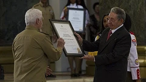Ral Castro condecora a Machado Ventura, Ramiro Val...