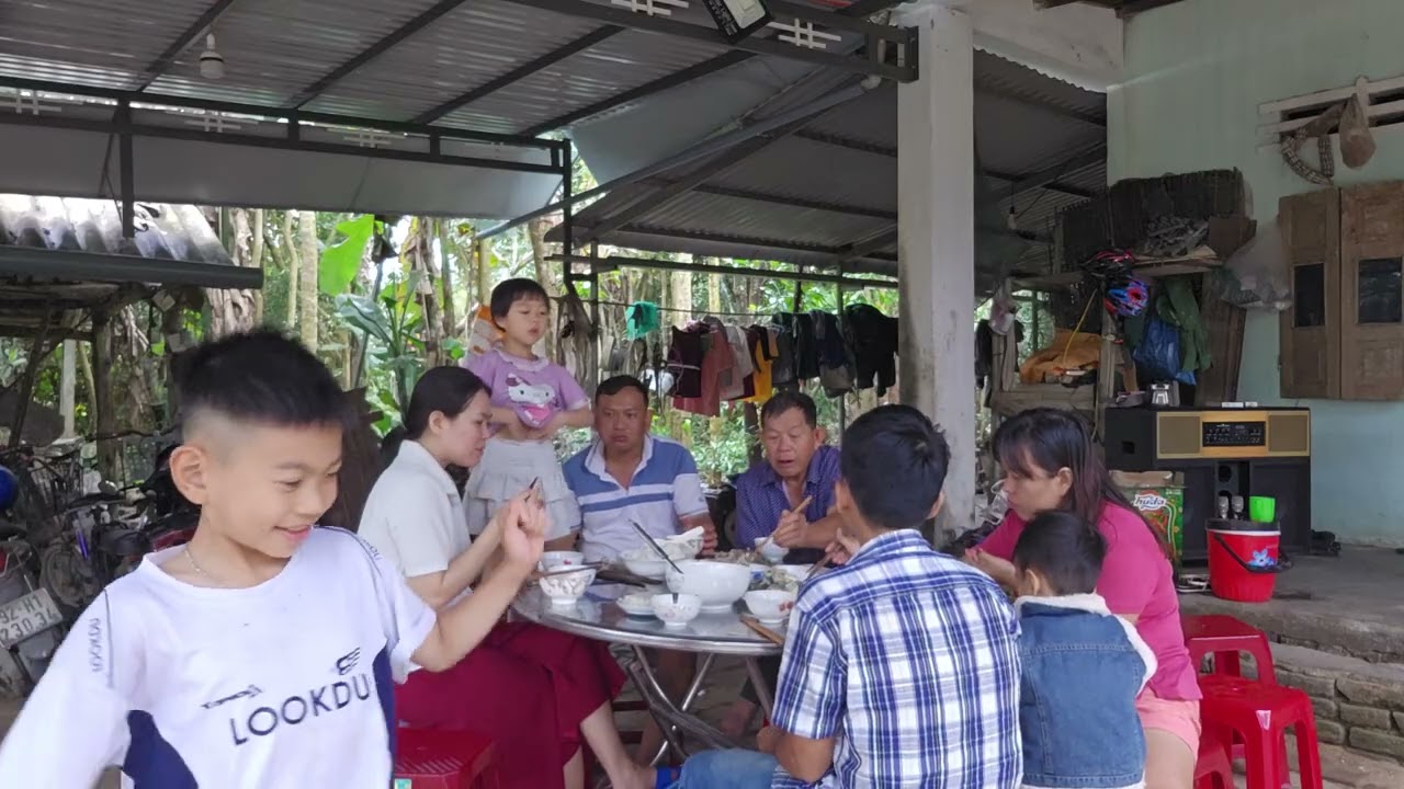 Bữa cơm gia đình ngày tết 2026