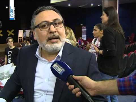 بعيدا من حقوق السلسلة معلمون وطلاب رقصوا وغنوا وعزفوا على شجيتهم