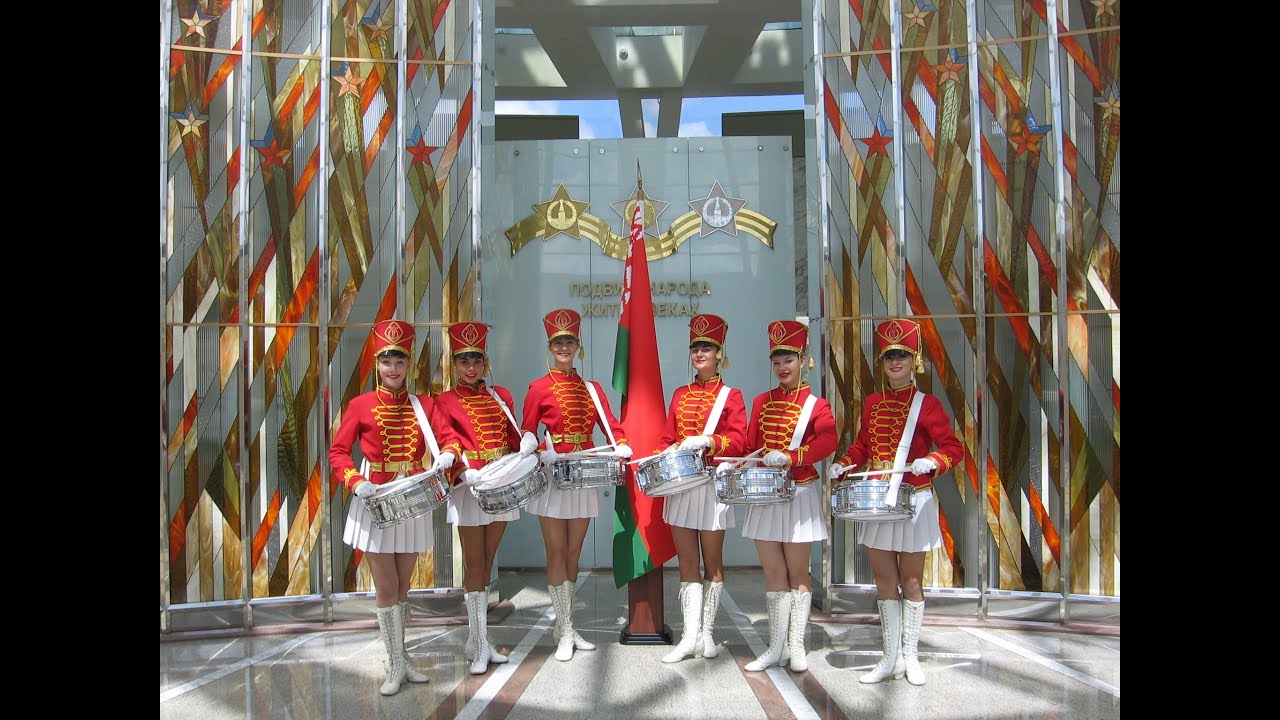 Военный марш. Мажоретки и барабанщицы.