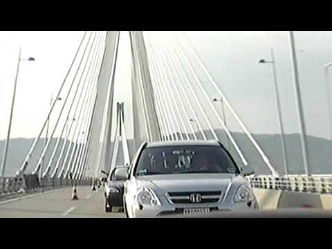 Ο Μίκης Θεοδωράκης διασχίζει τη Γέφυρα Ρίου - Αντιρρίου