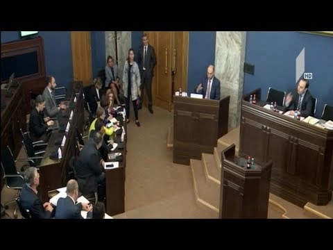 დეპუტატები შოთა გეწაძეს უსმენენ