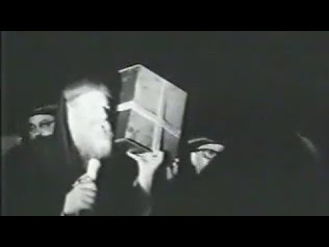 قداسة البابا كيرلس السادس وهو يستقبل رفات القديس مار مرقس