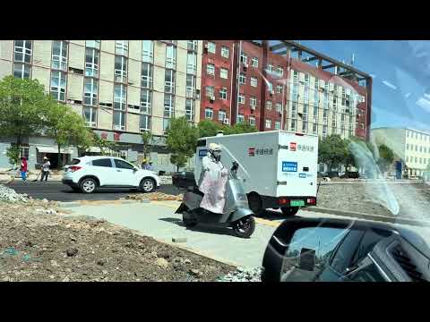 中國智障無人送貨車呆頭呆腦很任性