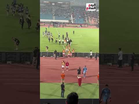 بن شرقى وزيزو يتحدثان مع الحكم عقب طرد جرديشار عقب انتهاء الشوط الاول من مواجهة ايجل نوار البوروندي