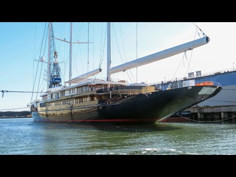 Jeff Bezos?s 127m/ 417ft Y721 with her masts stepped