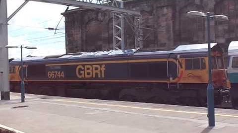 The x3 Class 66 GBRf “CONVOY” Nos.66711+66744+66722 was arrived and onto the Sidings at Carlisle.