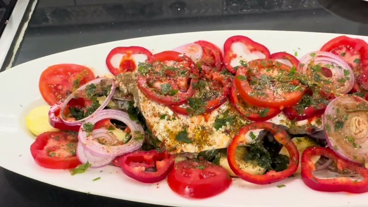 سمك  بالخضر في الفرن صحي و لذيذ لكل المناسبات 