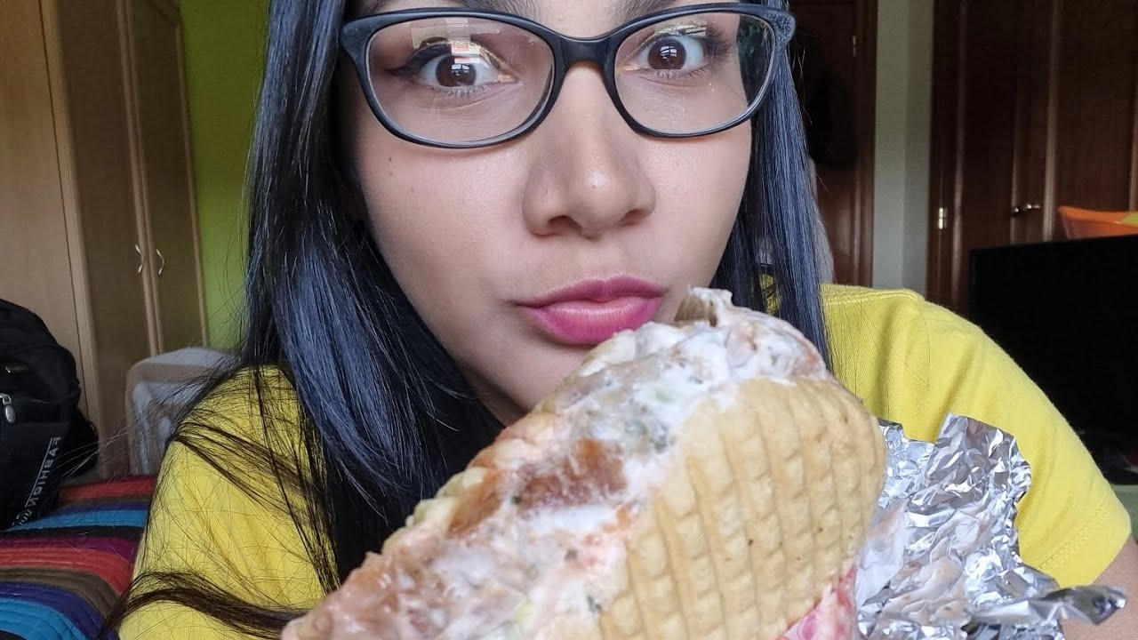 ASMR comiendo Kebab y respondiendo sus preguntas | ASMR preguntas y respuestas