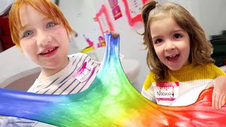 MAKiNG RAiNBOW SLiME with Adley Navey and Niko at Sloomoo in NYC!! Family Vacation in the Big City