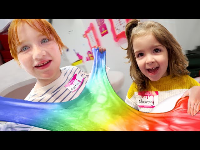 MAKiNG RAiNBOW SLiME with Adley Navey and Niko at Sloomoo in NYC!!  Family Vacation in the Big City class=