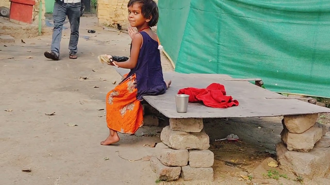 Dekhiye kese apna guriya ko khelti h