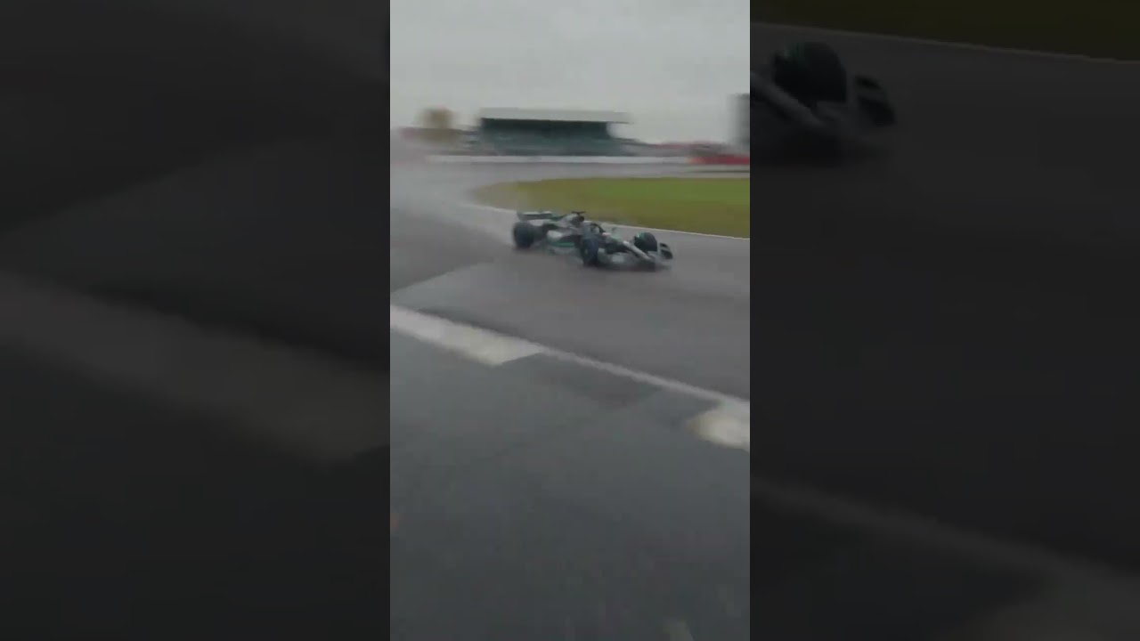 Hamilton e Russell no Mercedes W14 