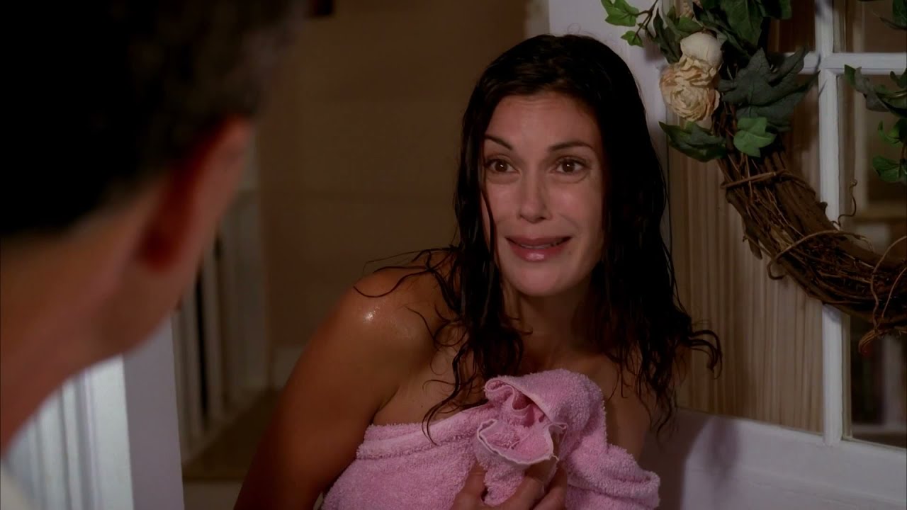 Susan Accidentally Ends Up Naked On The Street - Desperate Housewives 1x03 