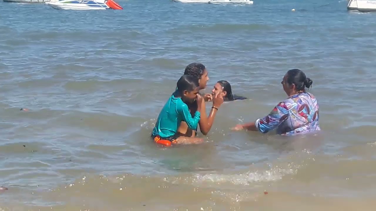 Ester brincando com o seu irmão na praia de Suape. 15.04.2022.