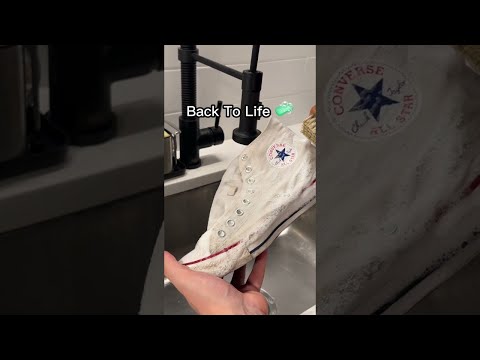 Video: Hoe om Converse -skoene skoon te maak met 'n magiese uitveër: 12 stappe