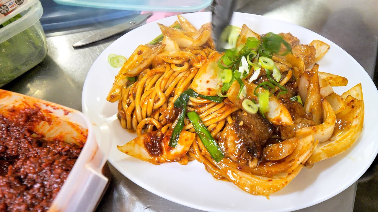 ⁣ホルモン食堂の究極焼きそば！常連を虜にしたおばあちゃん自慢の大衆料理丨Japanese Good Old Diner