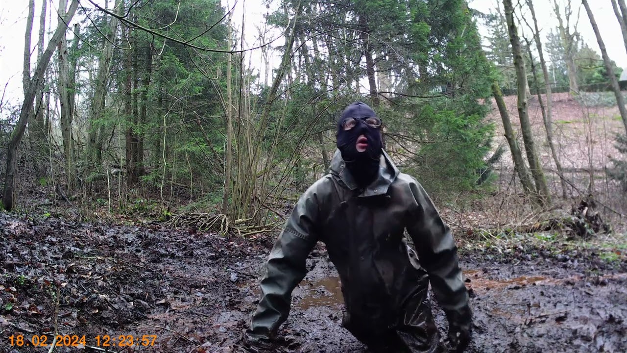 Im Regenoverall  im Schlamm Teil 1