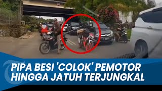 DETIK-DETIK Pemotor Bawa Pipa Besi 'Colok' Pengendara hingga Jatuh Terjungkal