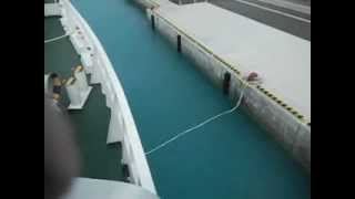 2012年10月19日那覇から久米島へ向かうフェリー上で(4)　渡名喜島接岸