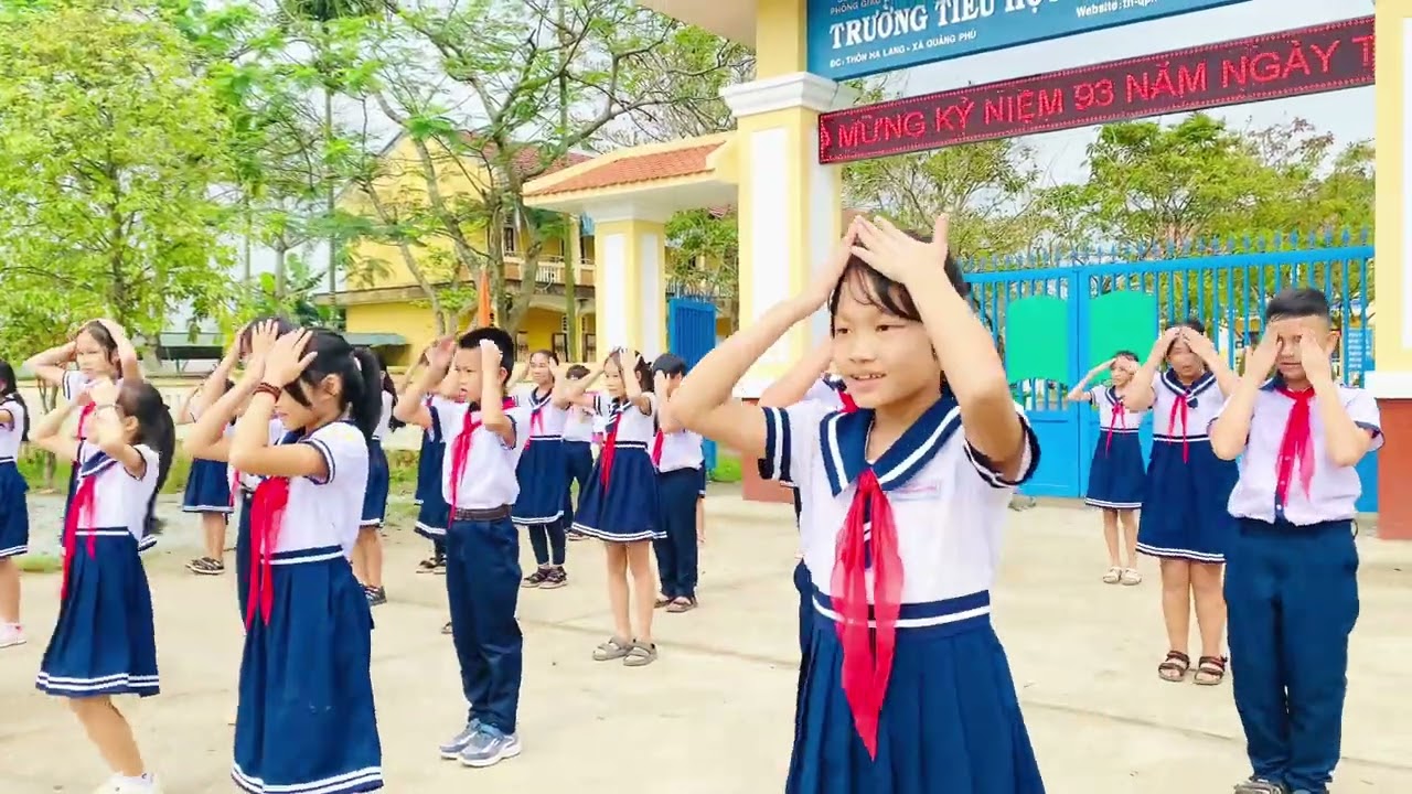 Nhảy Flashmob trường tiểu học số 1 Quảng Phú (cùng Kun bảo vệ môi trường)