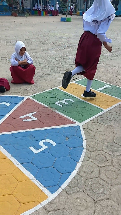 Permainan engklek sambil berhitung....